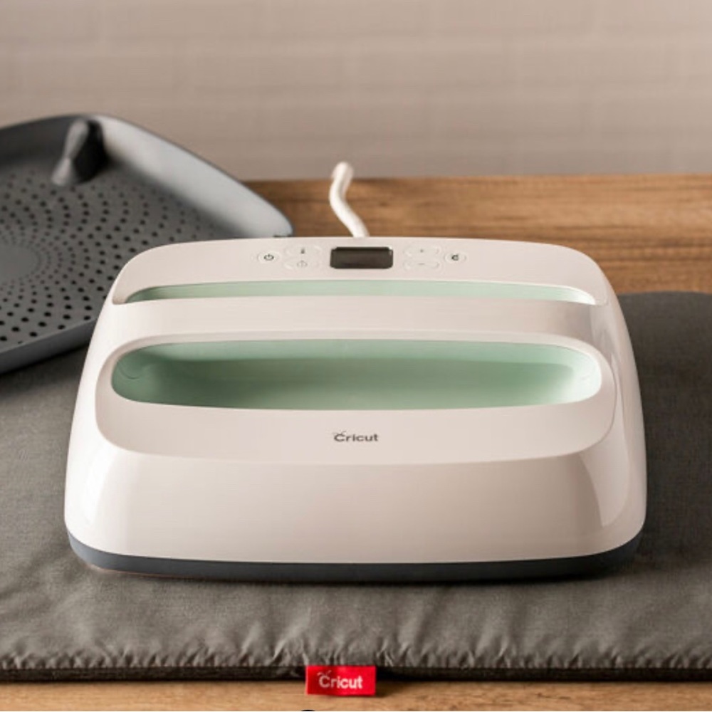 New in Box Cricut EasyPress 2, Mint - 12" x 10"